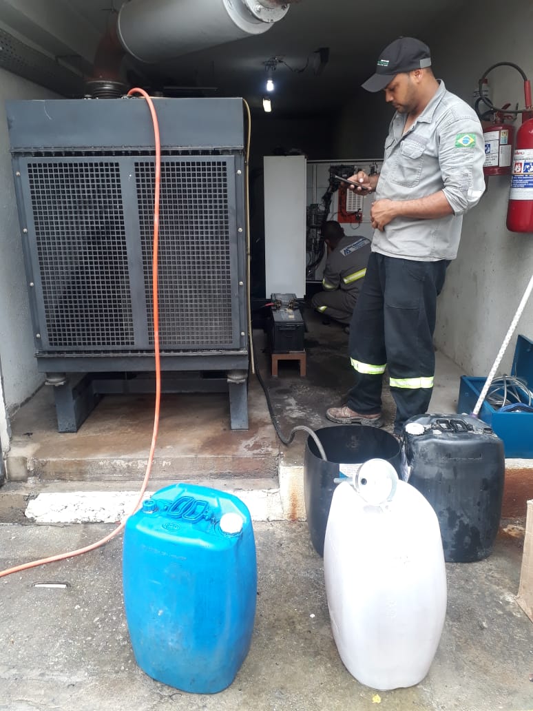 Equipe técnica da MAQ Potência em manutenção elétrica